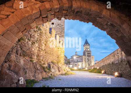 Blick auf San Andres Kirche von Los Templer Burg in Ponferrada, Jakobsweg, Leon, Spanien Stockfoto