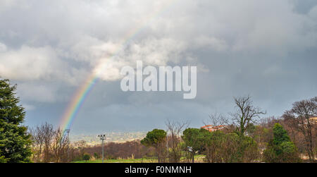 Regenbogen im Tal am Monte Compatri, einer kleinen Stadt in der Nähe von Rom, Italien Stockfoto