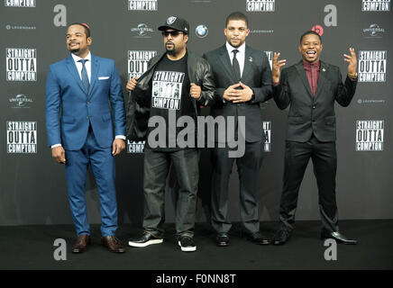 Berlin, Deutschland. 18. August 2015. Regisseur F. grau grau (l-R) Produzent und US-amerikanischer Rap-Musiker Ice Cube und Schauspieler O'Shea Jackson Jr. kommt in die Europa-Premiere des Films "Straight Outta Compton" in Berlin, Deutschland, 18. August 2015. Foto: Jörg Carstensen/Dpa/Alamy Live News Stockfoto