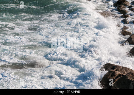 Detail-Aufnahme der Wellen gegen Felsen hautnah Stockfoto