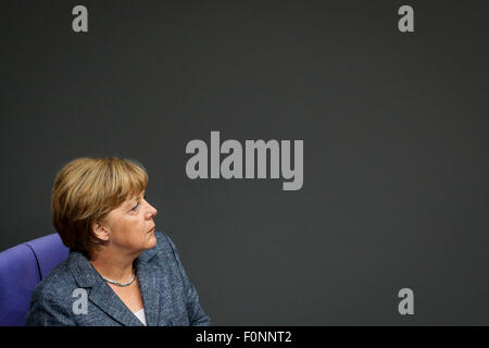 Berlin, Deutschland. 19. August 2015. Bundeskanzlerin Angela Merkel besucht eine Sondersitzung des deutschen Unterhaus des Bundestages in Berlin, Hauptstadt Deutschlands, am 19. August 2015. Die Sondersitzung wurde auf die griechische Schuldenkrise statt. Bildnachweis: Zhang Fan/Xinhua/Alamy Live-Nachrichten Stockfoto