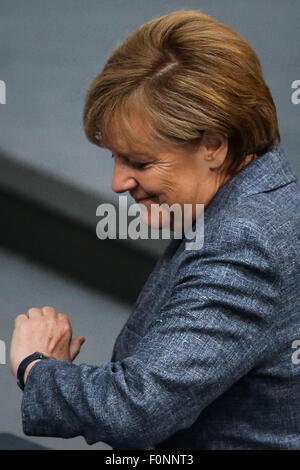 Berlin, Deutschland. 19. August 2015. Bundeskanzlerin Angela Merkel besucht eine Sondersitzung des deutschen Unterhaus des Bundestages in Berlin, Hauptstadt Deutschlands, am 19. August 2015. Die Sondersitzung wurde auf die griechische Schuldenkrise statt. Bildnachweis: Zhang Fan/Xinhua/Alamy Live-Nachrichten Stockfoto