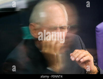 Berlin, Deutschland. 19. August 2015. Der deutsche Finanzminister Wolfgang Schaeuble besucht eine Sondersitzung des deutschen Unterhaus des Bundestages in Berlin, Hauptstadt Deutschlands, am 19. August 2015. Die Sondersitzung wurde auf die griechische Schuldenkrise statt. Bildnachweis: Zhang Fan/Xinhua/Alamy Live-Nachrichten Stockfoto