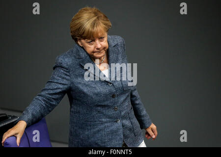 Berlin, Deutschland. 19. August 2015. Bundeskanzlerin Angela Merkel besucht eine Sondersitzung des deutschen Unterhaus des Bundestages in Berlin, Hauptstadt Deutschlands, am 19. August 2015. Die Sondersitzung wurde auf die griechische Schuldenkrise statt. Bildnachweis: Zhang Fan/Xinhua/Alamy Live-Nachrichten Stockfoto