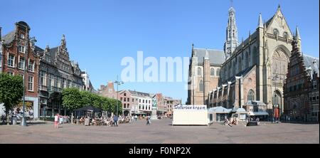 Grote Kerk oder St. Bavo-Kirche auf dem zentralen Marktplatz (Grote Markt) von Haarlem, Niederlande - genähte Panorama von 2 Bildern Stockfoto