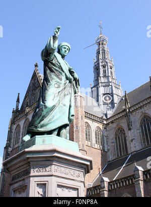 Grote oder St. Bavo Kirche, Grote Markt Platz, Haarlem, Niederlande. Statue von Laurens Janszoon Coster, niederländischer Erfinder des Buchdrucks Stockfoto