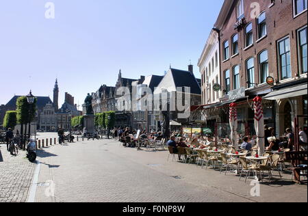 Terrassen und Touristen im Sommer auf dem zentralen Marktplatz (Grote Markt) von Haarlem, Niederlande Stockfoto