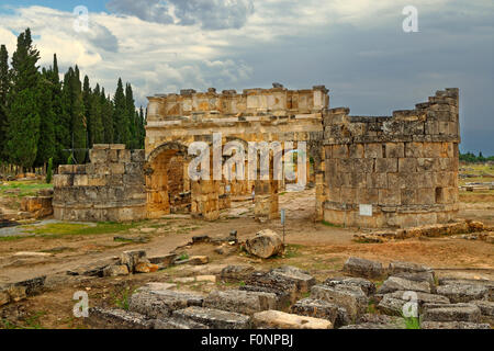 Reste der Frontinus-Straße & Domitian Tor in der römischen Siedlung von Hierapolis über Pamukkale in der Nähe von Denizli, Türkei. Stockfoto