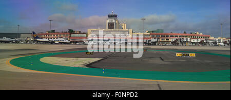 Blick auf das Terminal Gebäude von der Luftseite, Aeroporto Adolfo Suarez, Madrid-Barajas, Spanien. Stockfoto