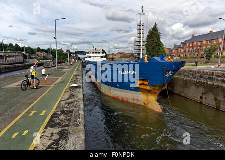 Küsten-Frachter "Telamon" auf der Durchreise Latchford sperrt auf den Manchester Ship Canal in Warrington, England. Stockfoto