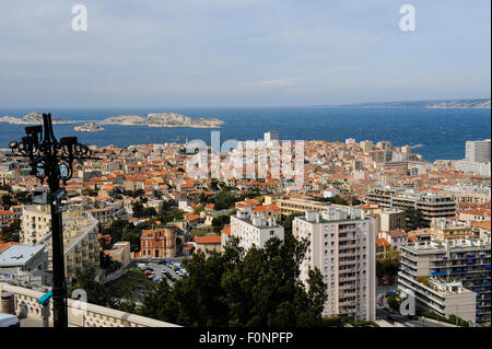 Blick über Marseille von Notre-Dame Kathedrale mit dem Mittelmeer im Hintergrund Stockfoto