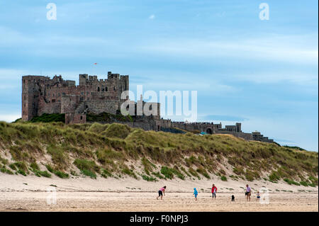 Familie am Strand, Bamburgh Castle Northumberland, England, Großbritannien, Großbritannien Stockfoto