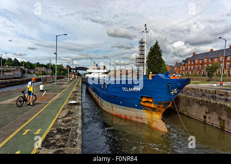 Küsten-Frachter "Telamon" auf der Durchreise Latchford sperrt auf den Manchester Ship Canal in Warrington, England. Stockfoto