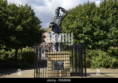 Eine Statue von Komiker Stan Laurel in Laurel Park, North Shields, England Stockfoto