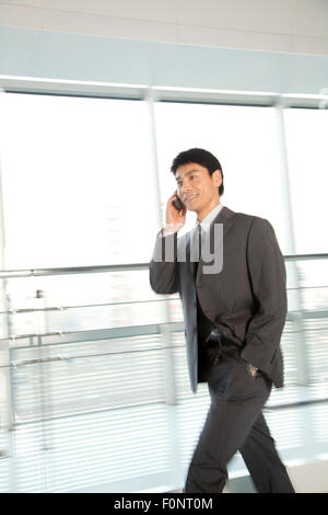 Jungunternehmer am Telefon sprechen Stockfoto