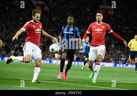 Old Trafford, Manchester, UK. 18. August 2015. UEFA CHampions League-Spiel zwischen Manchester United und FC Brügge, 1. Etappe. Diaby Abdoulay Weiterleiten von Club Brugge und Manchesters Chris Smalling Watch wie blinde Daly die Gefahr Credit löscht: Action Plus Sport/Alamy Live News Stockfoto