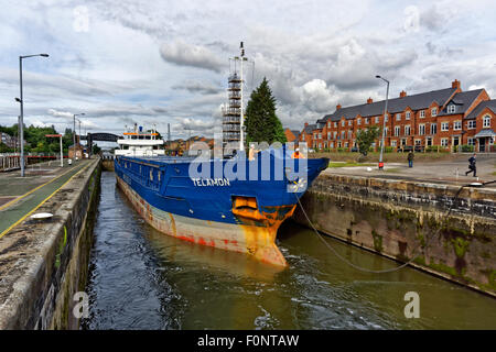 Küsten-Frachter "Telamon" auf der Durchreise Latchford sperrt auf den Manchester Ship Canal in Warrington, England. Stockfoto