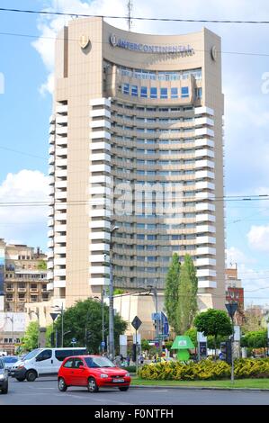 BUKAREST, RUMÄNIEN - 24. JUNI 2015. Touristen fotografieren des Intercontinental, großen Hotels und Wahrzeichen Stockfoto