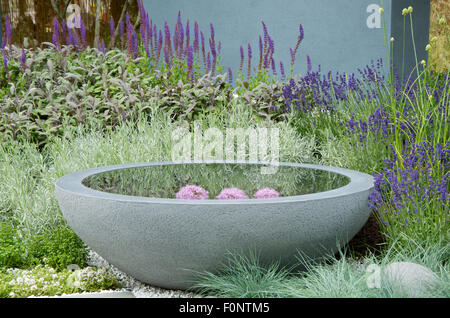 Wasserspiel im Living Landscapes: Heilung Stadtgarten entworfen von Rae Wilkinson bei RHS Hampton Court Palace Flower Show 2015 Stockfoto