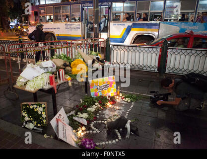 Bangkok, Thailand. 18. August 2015. Ein Gedenkstätten sind außen Erawan-Schrein einen Tag, nachdem eine Bombe in der Nähe der Schrein im Zentrum Thailands Hauptstadt Bangkok explodierte, mindestens 22 Menschen getötet und verletzt mehr als 125 einrichten. Berichte sagen eine zweite Bombe wurde in der Gegend gefunden und sicher gemacht. Niemand hat doch gesagt, dass sie den Angriff durchgeführt, in der Nähe der Erawan-Schrein in Bangkoks central Chidlom Bezirk stattfand. Der Schrein ist eine wichtige touristische Attraktion. Die thailändische Regierung sagte, dass der Angriff auf Ausländer zielte. Bildnachweis: PixelPro/Alamy Live-Nachrichten Stockfoto