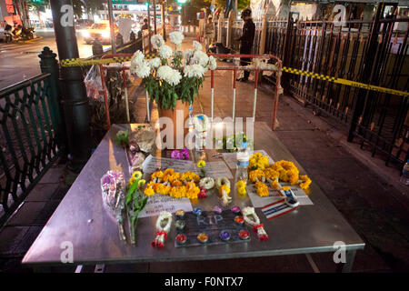 Bangkok, Thailand. 18. August 2015. Ein Gedenkstätten sind außen Erawan-Schrein einen Tag, nachdem eine Bombe in der Nähe der Schrein im Zentrum Thailands Hauptstadt Bangkok explodierte, mindestens 22 Menschen getötet und verletzt mehr als 125 einrichten. Berichte sagen eine zweite Bombe wurde in der Gegend gefunden und sicher gemacht. Niemand hat doch gesagt, dass sie den Angriff durchgeführt, in der Nähe der Erawan-Schrein in Bangkoks central Chidlom Bezirk stattfand. Der Schrein ist eine wichtige touristische Attraktion. Die thailändische Regierung sagte, dass der Angriff auf Ausländer zielte. Bildnachweis: PixelPro/Alamy Live-Nachrichten Stockfoto