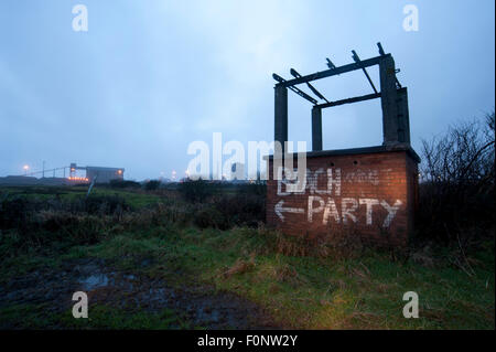 Beach-Party auf dem Weg nach Port Talbot Stahl Werke und Margam Strand, Süd-Wales, UK. Stockfoto