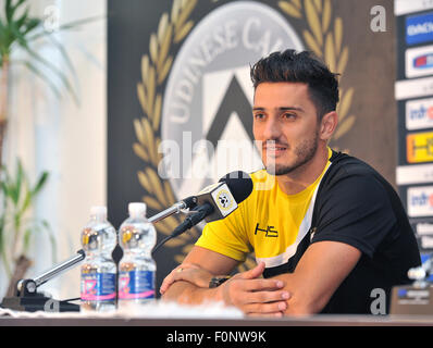 Udine, Italien. 19. August 2015. Pressekonferenz der neuen Udinese Mittelfeldspieler Marco Antonio de Mattos Filho Marquinho zu präsentieren. Erworben von AS Roma unterzeichnete der Mittelfeldspieler mit Udinese Calcio einen Vierjahres Vertrag. Udine 19. August 2015.  Bildnachweis: Simone Ferraro/Alamy Live-Nachrichten Stockfoto