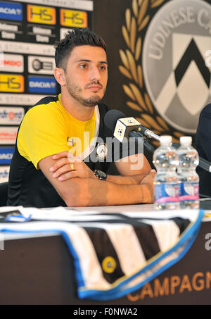 Udine, Italien. 19. August 2015. Pressekonferenz der neuen Udinese Mittelfeldspieler Marco Antonio de Mattos Filho Marquinho zu präsentieren. Erworben von AS Roma unterzeichnete der Mittelfeldspieler mit Udinese Calcio einen Vierjahres Vertrag. Udine 19. August 2015.  Bildnachweis: Simone Ferraro/Alamy Live-Nachrichten Stockfoto