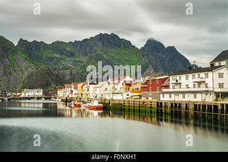 Henningsvær, Fischerdorf auf mehreren kleinen Inseln der Inselgruppe der Lofoten, Norwegen. Langzeitbelichtung. Stockfoto