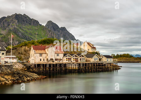 Henningsvær, Fischerdorf auf mehreren kleinen Inseln der Inselgruppe der Lofoten, Norwegen. Langzeitbelichtung. Stockfoto