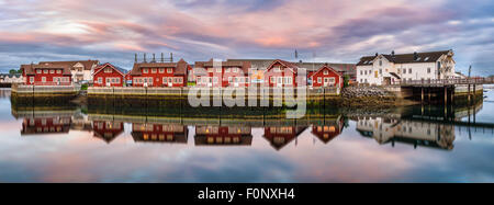 Typische rote Hafen Häuser in Svolvaer bei Sonnenuntergang. Svolvaer befindet sich in Nordland Grafschaft auf der Insel Austvagoya Stockfoto