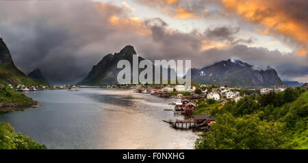 Sonnenuntergang Panorama der Berge und Reine Fischerdorf auf Lofoten in Norwegen. HDR verarbeitet. Stockfoto