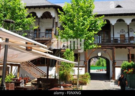 BUKAREST, RUMÄNIEN - 24. JUNI 2015. Inneren Hof an Hanul Lui Manuc (Manuc Inn) der älteste Betrieb Hotel und Restaurant Stockfoto