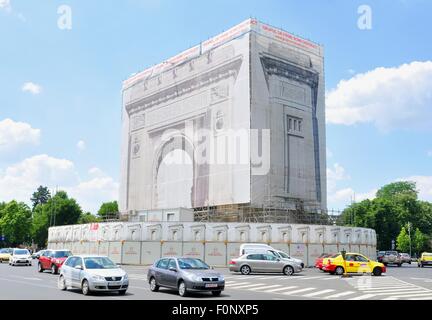 Bukarest, Rumänien - 24. Juni 2015: Der Triumphbogen in Bukarest befindet sich im großen Umbau. Stockfoto