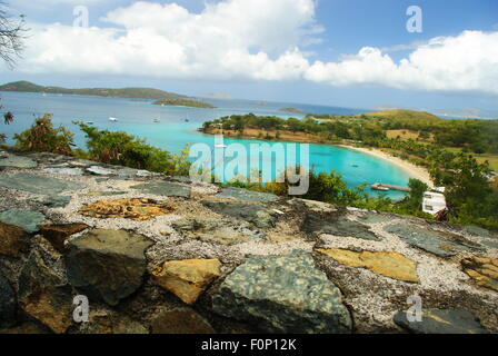 Mit Blick auf diese alte farbige Steinmauer die aquamarinen karibischen Gewässern im Caneel Bay auf St. John Insel in uns Virgi zu sehen Stockfoto