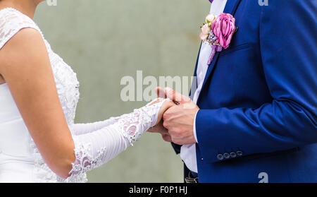 Hochzeitsthema, halten Hände Brautpaar Stockfoto