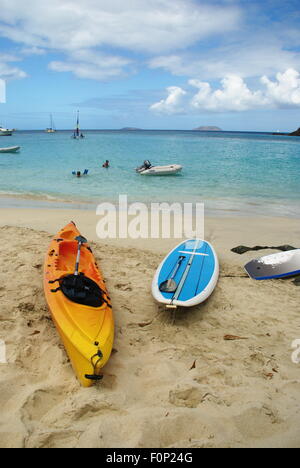 Diese bunten orangenen und blauen Kajaks finden Sie auf dieser karibischen Sandstrand auf der Insel St. John, US Virgin Islands. In t Stockfoto