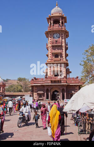 Die Ghanta Ghar Uhrturm im Bereich Sadar Markt in Jodhpur, Indien. Die Stadt ist umgeben von Mauern aus dem fünfzehnten Jahrhundert Stockfoto