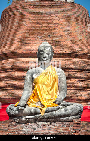 Zerbrochene Buddha mit gelbe Schärpe am Wat Worachet Tharam, Ayutthaya, Thailand Stockfoto