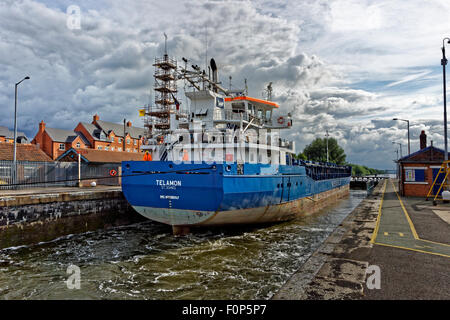 Küsten-Frachter "Telamon" auf der Durchreise Latchford sperrt auf den Manchester Ship Canal in Warrington, England. Stockfoto