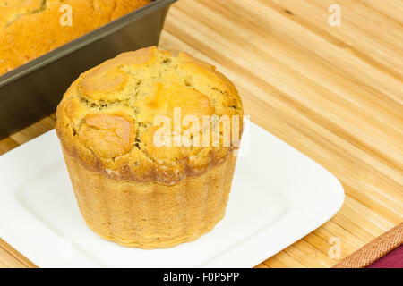 Ein Makro Bild köstliche, hausgemachte, feucht, frisch gebacken, rund geformte Bananenbrot auf einer Platte anrichten. Stockfoto