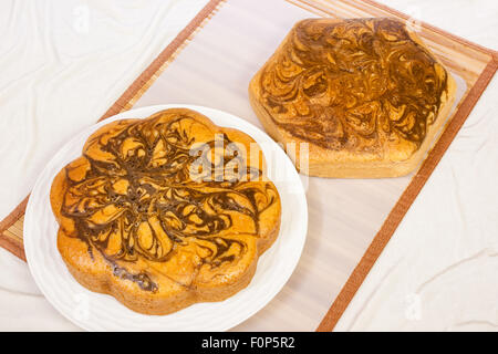 Eine Draufsicht auf ein paar Marmor Kuchen. Diese Marmor-Kuchen haben zufällige Schokolade wirbelt auf ihnen. Stockfoto