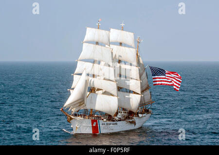 Die Coast Guard Cutter Eagle segelt 30. Juli 2015 in den Atlantischen Ozean. Die Bark Eagle ist die einzige aktive Segelschiff im Dienst der amerikanischen Streitkräfte den Auftrag. Stockfoto