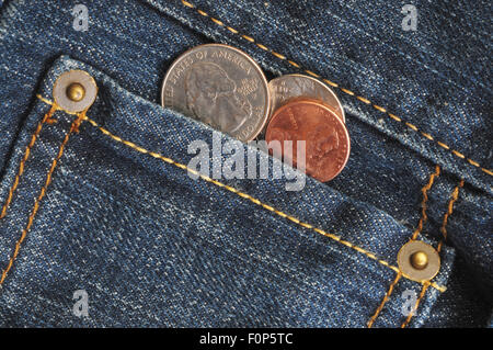 Makroaufnahme eine Jeans-Tasche mit Münzen kommen aus ihm heraus Stockfoto