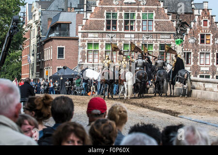 Gent, Belgien. 19. August 2015. Ritter in Rüstungen auf dem Pferderücken am Filmset in Gent, Belgien von der Hollywood-Produktion "Kaiser", Regie: Lee Tamahori mit Schauspieler Adrien Brody in der Rolle des Karl die fünfte. 19. August 2015 Credit: Letzen Bild Bibliothek/Alamy Live-Nachrichten Stockfoto