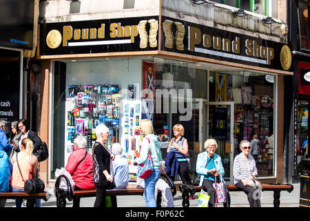 Dundee, Tayside, Scotland, UK, 19. August 2015. Wirtschaftlichen Erfolg in Dundee nach einer langen Rezession: Obwohl Fast Geschäfte geschlossen wurden dieses Jahr in Dundee wurde auch ein Erfolg. Neuen Einzelhandelsgeschäften, Banken und Restaurants haben vor kurzem eröffnet bringen im Geschäft zum Beispiel The Pound-Shop entlang der Murraygate Dundee. Formal Etam Einzelhandel. Bildnachweis: Dundee Photographics / Alamy Live News Stockfoto