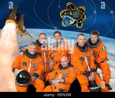 Gruppenbild der STS-134 Space Shuttle Crew Astronauten in den Start-Eintrag Klagen sind Mark Kelly (unten Mitte), Kommandant; Gregory H. Johnson, pilot; Michael Fincke, Greg Chamitoff, Andrew Feustel und Europäische Weltraumorganisation Roberto Vittori am Johnson Space Center 1. Januar 2010 in Houston, Texas. Stockfoto