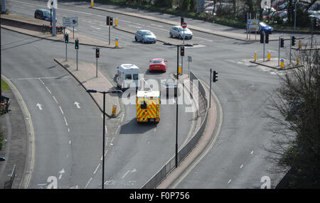 Südlich-zentralen Krankenwagen auf Weg zu einem Notruf in Southampton Stockfoto