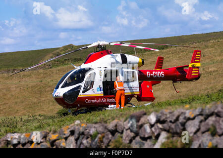 Die Cornwall Air Ambulance landet auf einem Feld am südlichsten Punkt auf der Lizard Halbinsel Cornwall England UK Stockfoto