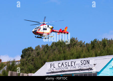 Die Cornwall Air Ambulance landet auf einem Feld am südlichsten Punkt auf der Lizard Halbinsel Cornwall England UK Stockfoto